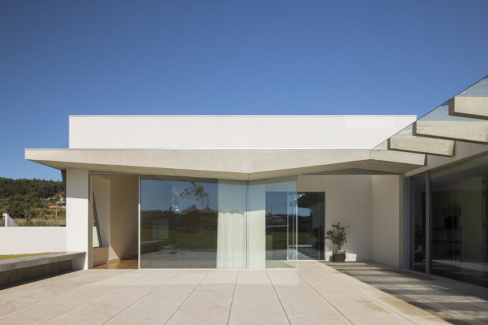 Em Famalicão, há uma casa com história que se abre e esconde do exterior